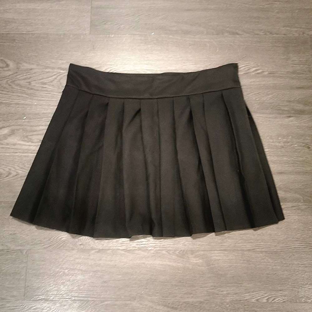 NWOT 4XL Black Pleated Skirt w/Velcro Closure